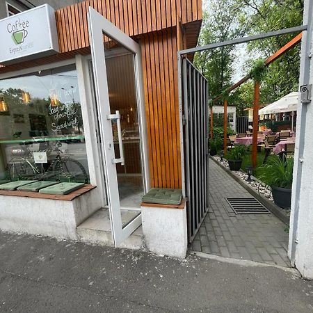 House Of Tourists Garden And More Bukares Bagian luar foto