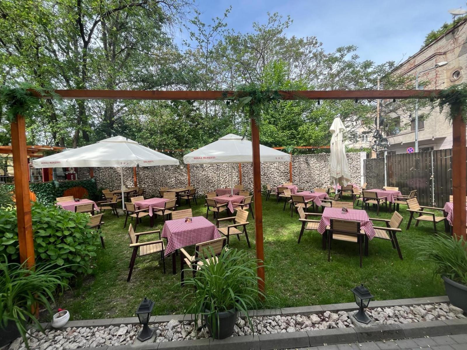 House Of Tourists Garden And More Bukares Bagian luar foto